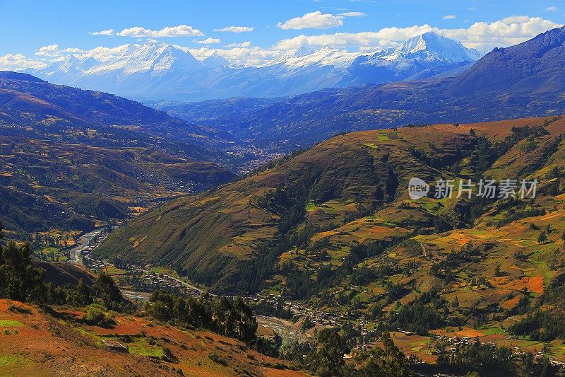 布兰卡布兰卡的Cordillera全景来自秘鲁坎什的Cordillera - Huaraz